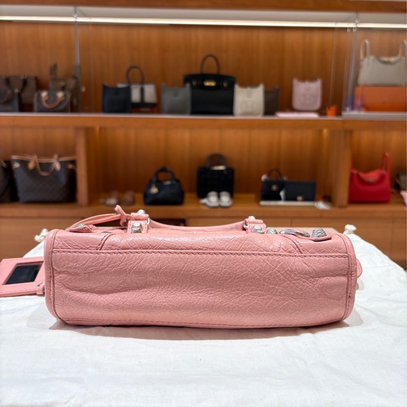 【時尚收藏・經典回歸】BALENCIAGA Mini City 迷你機車包｜柔霧粉色｜復古經典設計｜輕盈隨行款-7