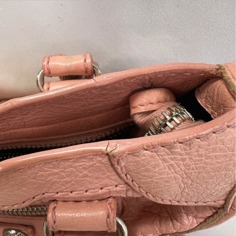 【時尚收藏・經典回歸】BALENCIAGA Mini City 迷你機車包|柔霧粉色|復古經典設計|輕盈隨行款-13