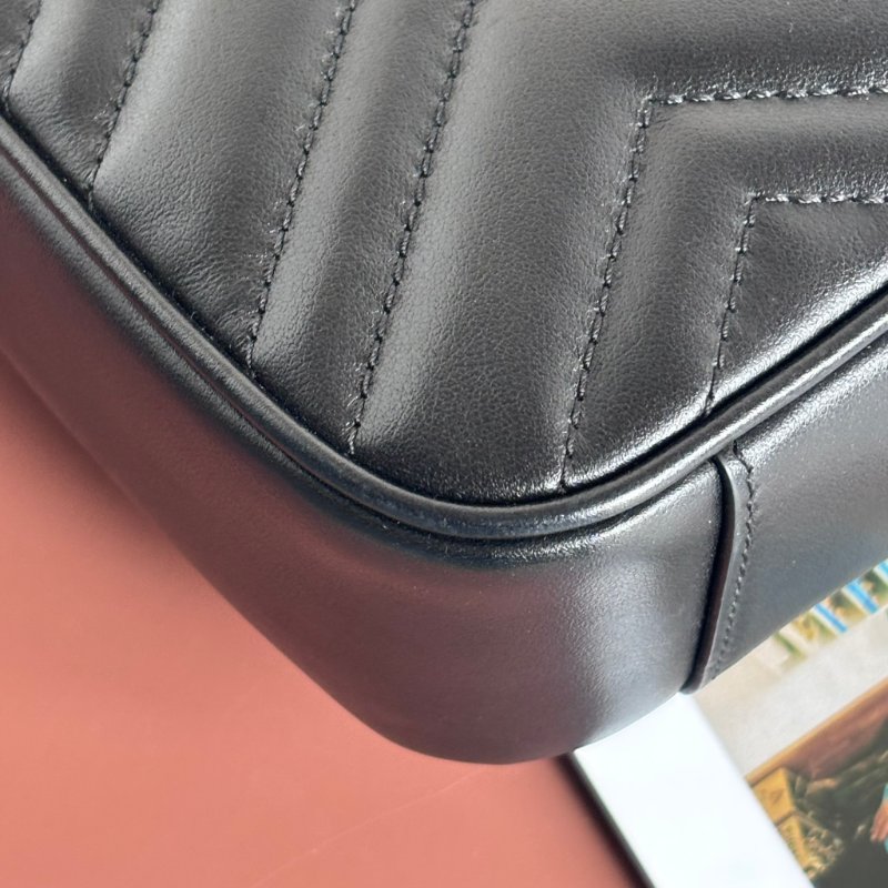 ::GUCCI:: 黑釦GG Marmont 黑色皮革肩背包 斜背包 小號22公分-12