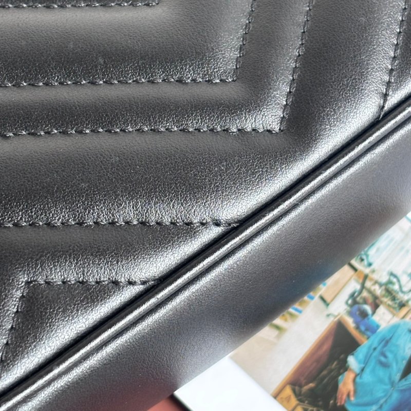 ::GUCCI:: 黑釦GG Marmont 黑色皮革肩背包 斜背包 小號22公分-13