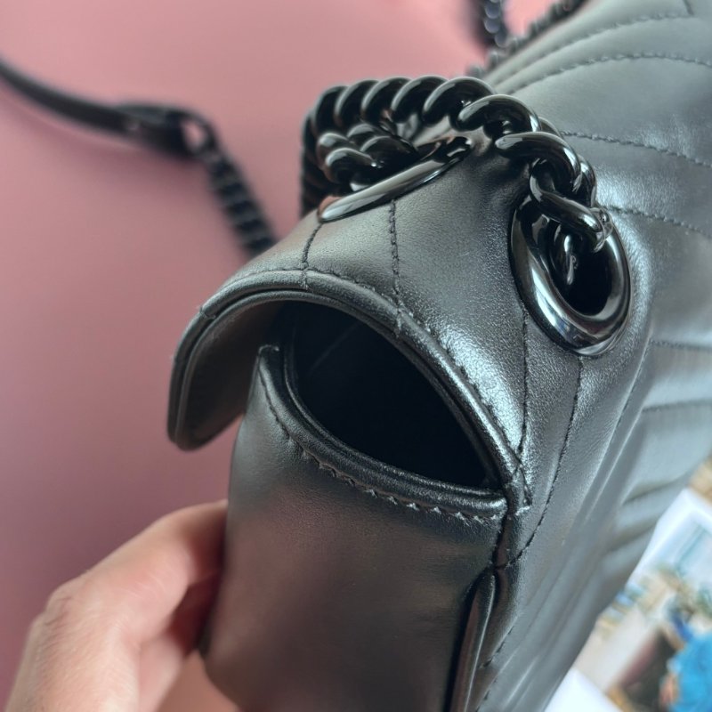 ::GUCCI:: 黑釦GG Marmont 黑色皮革肩背包 斜背包 小號22公分-14