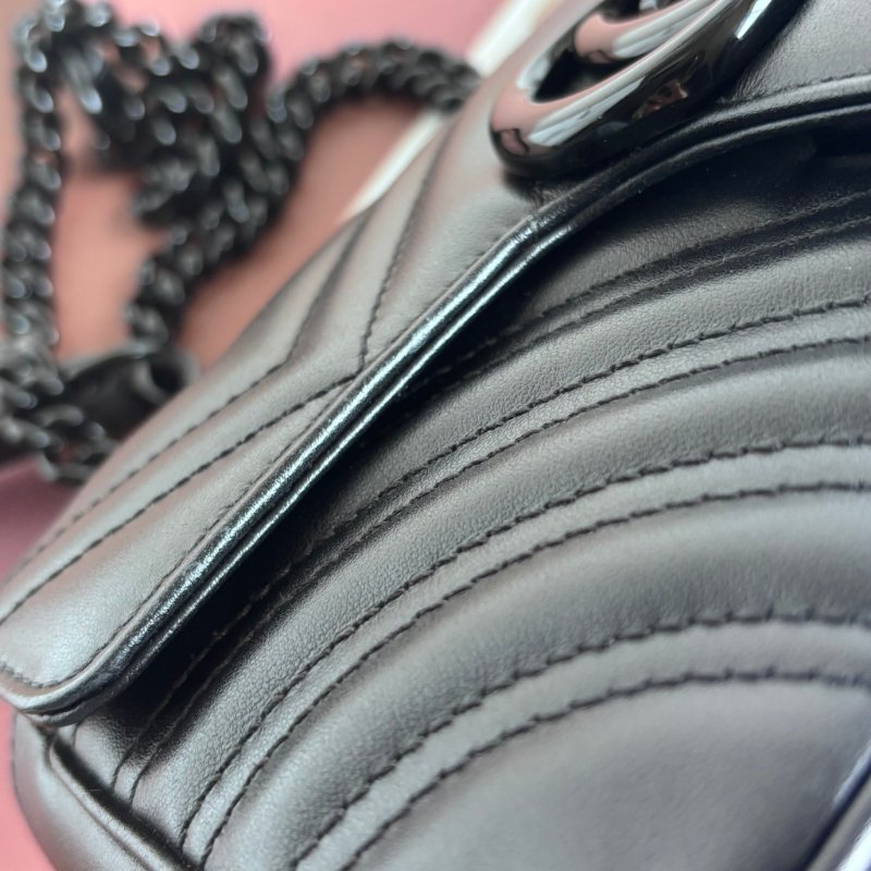 ::GUCCI:: 黑釦GG Marmont 黑色皮革肩背包 斜背包 小號22公分-17