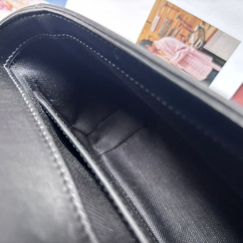 ::GUCCI:: 黑釦GG Marmont 黑色皮革肩背包 斜背包 小號22公分-25