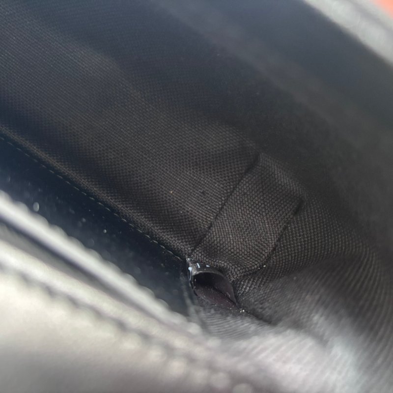 ::GUCCI:: 黑釦GG Marmont 黑色皮革肩背包 斜背包 小號22公分-26