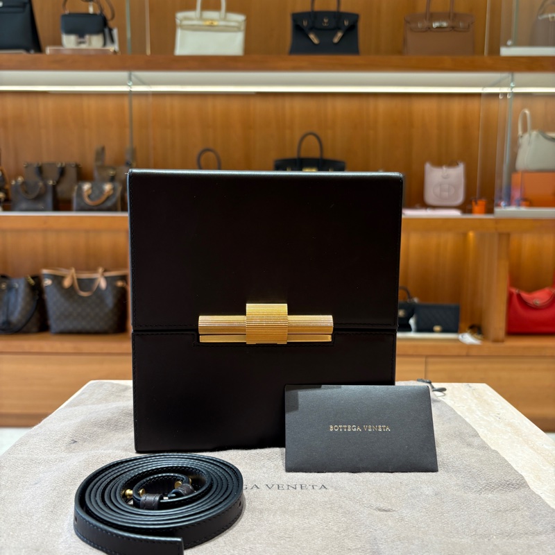 【極簡輪廓、雕塑質感】Bottega Veneta Daisy 盒子包｜中古稀有收藏｜黃銅鎖扣設計｜黑色小牛皮肩背包-0