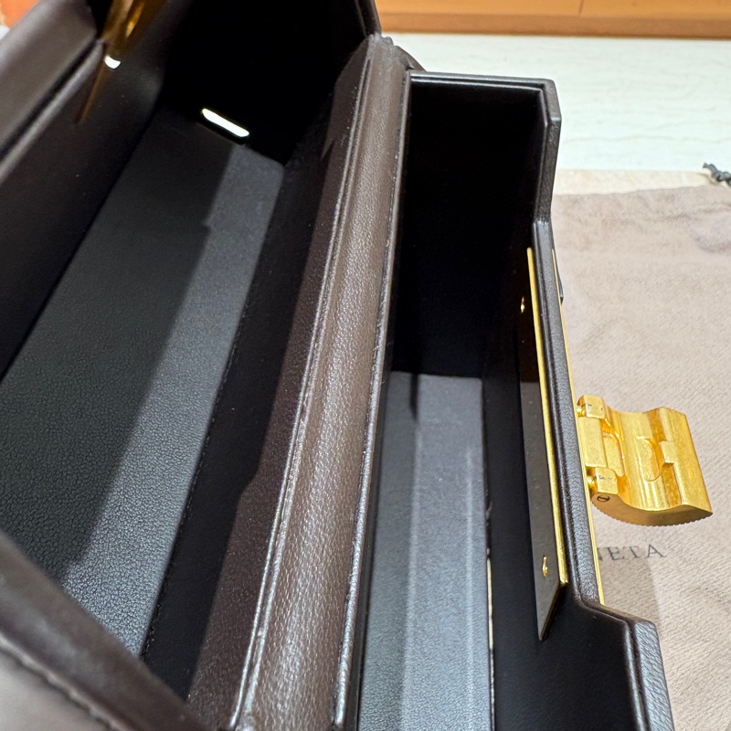 【極簡輪廓、雕塑質感】Bottega Veneta Daisy 盒子包｜中古稀有收藏｜黃銅鎖扣設計｜黑色小牛皮肩背包-2