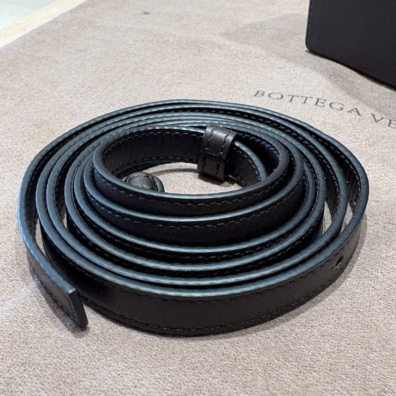 【極簡輪廓、雕塑質感】Bottega Veneta Daisy 盒子包｜中古稀有收藏｜黃銅鎖扣設計｜黑色小牛皮肩背包-3