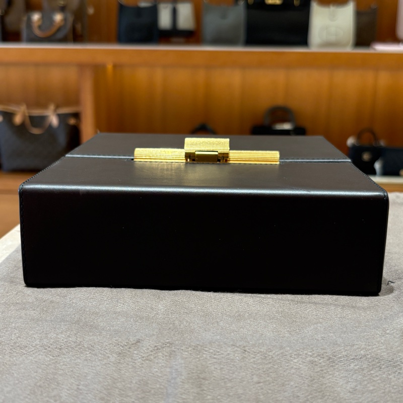 【極簡輪廓、雕塑質感】Bottega Veneta Daisy 盒子包｜中古稀有收藏｜黃銅鎖扣設計｜黑色小牛皮肩背包-4