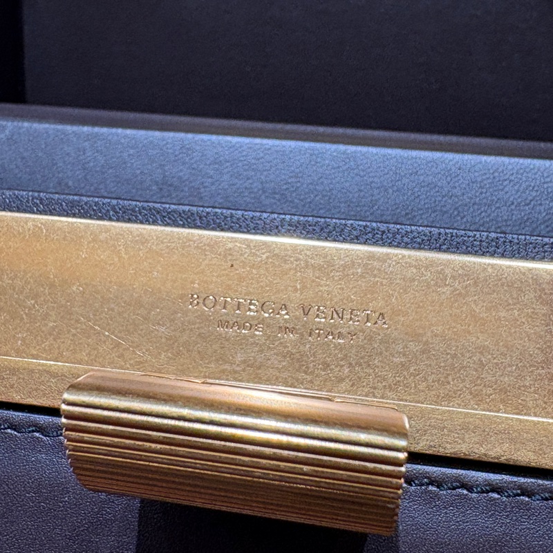 【極簡輪廓、雕塑質感】Bottega Veneta Daisy 盒子包｜中古稀有收藏｜黃銅鎖扣設計｜黑色小牛皮肩背包-7