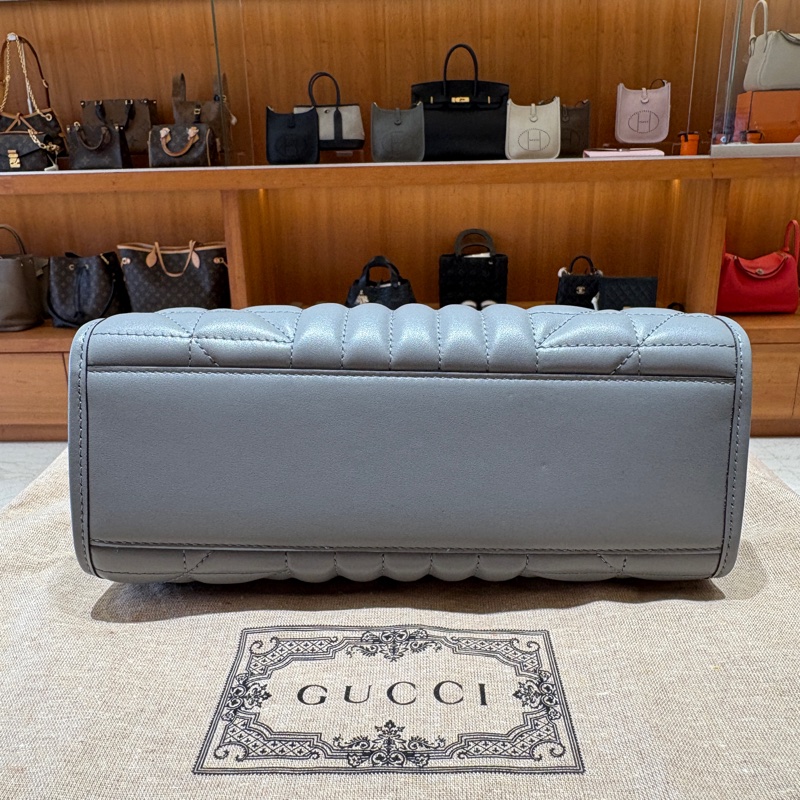 【柔霧鉛灰、時尚鏈條】Gucci GG Marmont 銀灰色肩背包｜立體絎縫設計｜復古雙G金屬標誌｜中古精品推薦-2