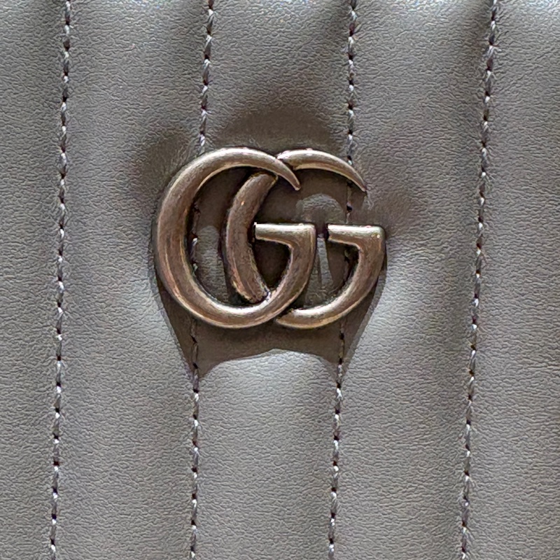 【柔霧鉛灰、時尚鏈條】Gucci GG Marmont 銀灰色肩背包｜立體絎縫設計｜復古雙G金屬標誌｜中古精品推薦-4