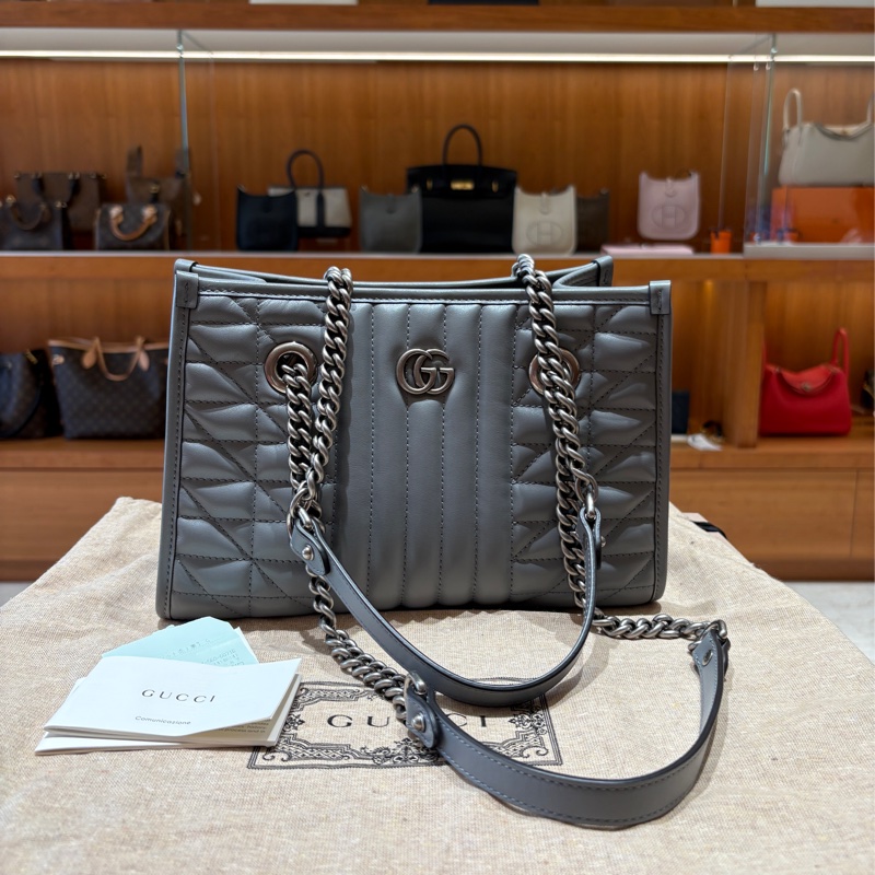 【柔霧鉛灰、時尚鏈條】Gucci GG Marmont 銀灰色肩背包｜立體絎縫設計｜復古雙G金屬標誌｜中古精品推薦-6