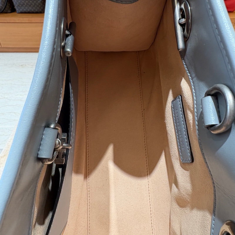 【柔霧鉛灰、時尚鏈條】Gucci GG Marmont 銀灰色肩背包｜立體絎縫設計｜復古雙G金屬標誌｜中古精品推薦-9