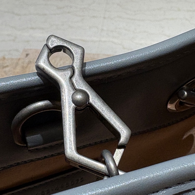 【柔霧鉛灰、時尚鏈條】Gucci GG Marmont 銀灰色肩背包｜立體絎縫設計｜復古雙G金屬標誌｜中古精品推薦-10