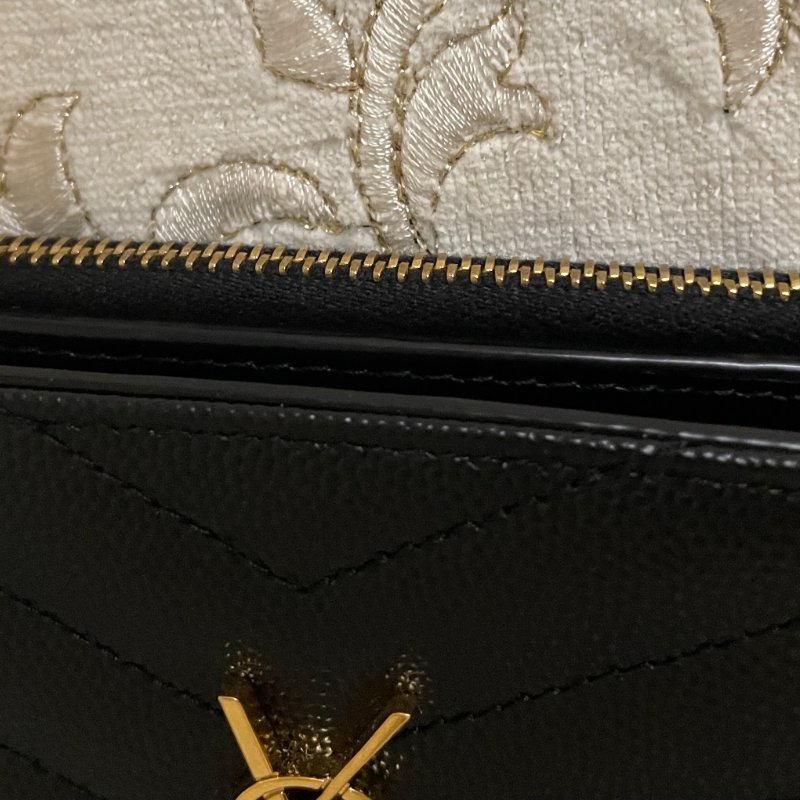 YSL Monogram 魚子醬黑色皮革二折錢包-2