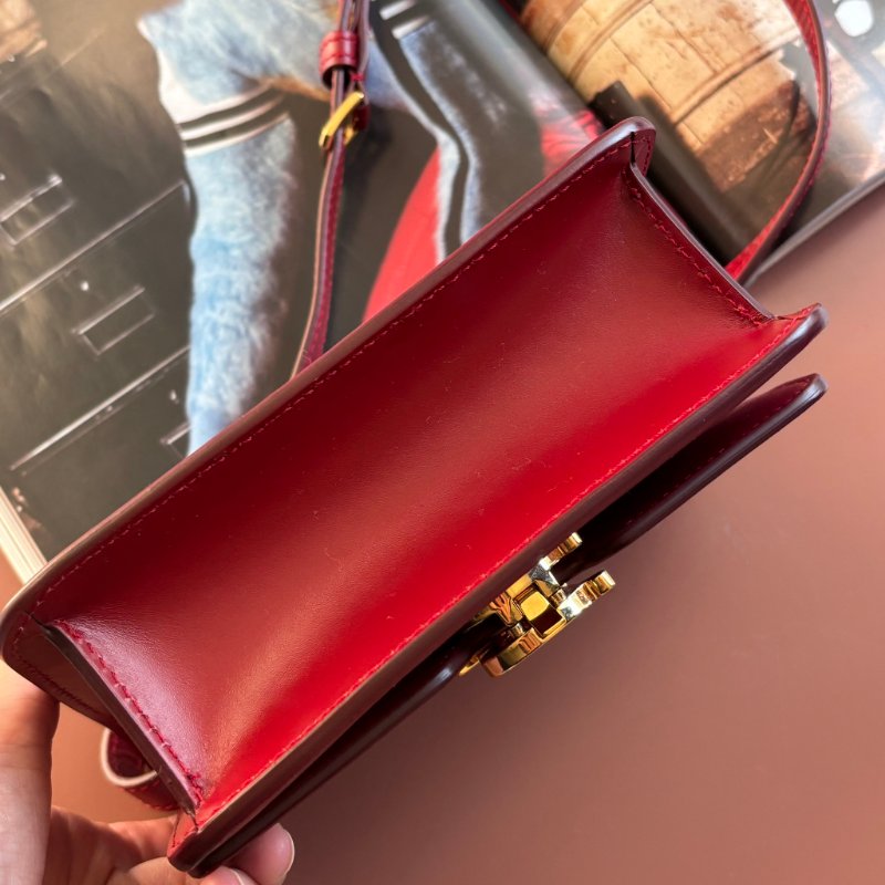 ::BURBERRY:: 楓葉紅色小型皮革 TB 斜背小包 小方包-3