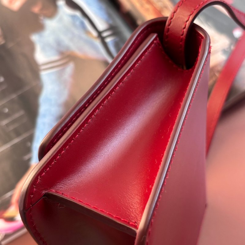 ::BURBERRY:: 楓葉紅色小型皮革 TB 斜背小包 小方包-5