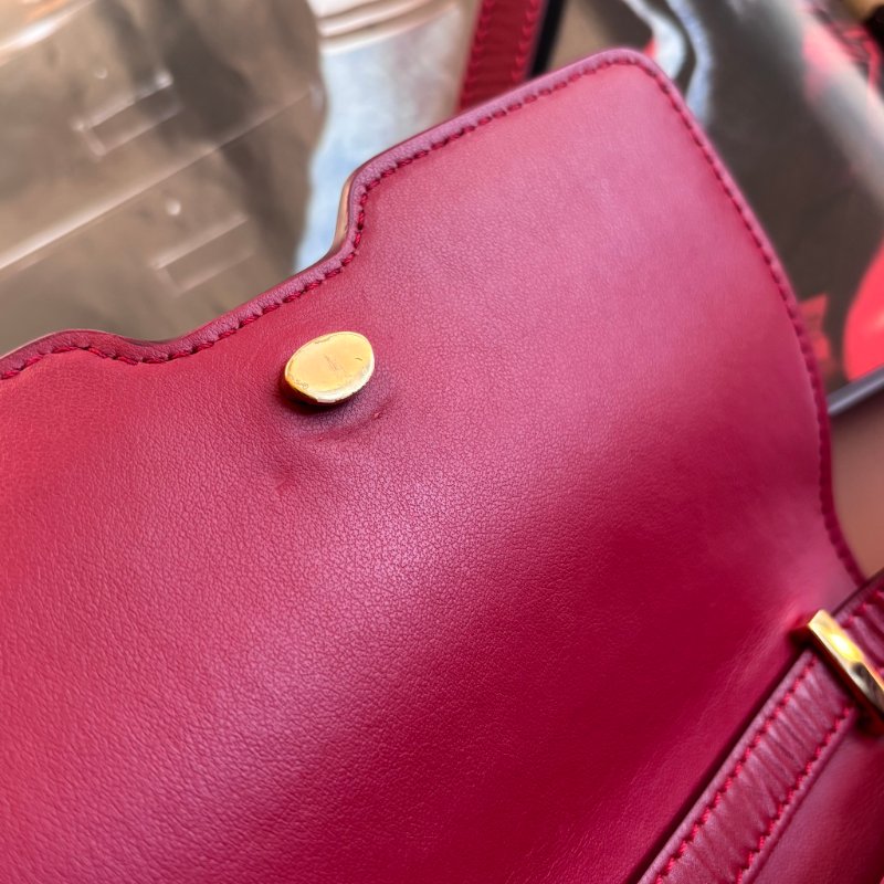 ::BURBERRY:: 楓葉紅色小型皮革 TB 斜背小包 小方包-14