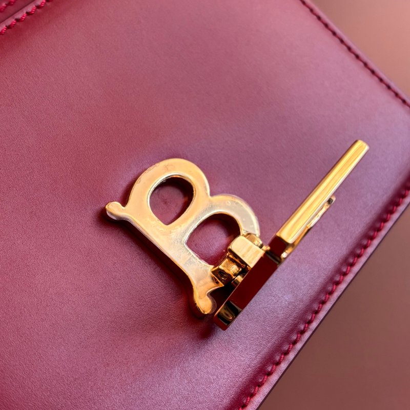 ::BURBERRY:: 楓葉紅色小型皮革 TB 斜背小包 小方包-17