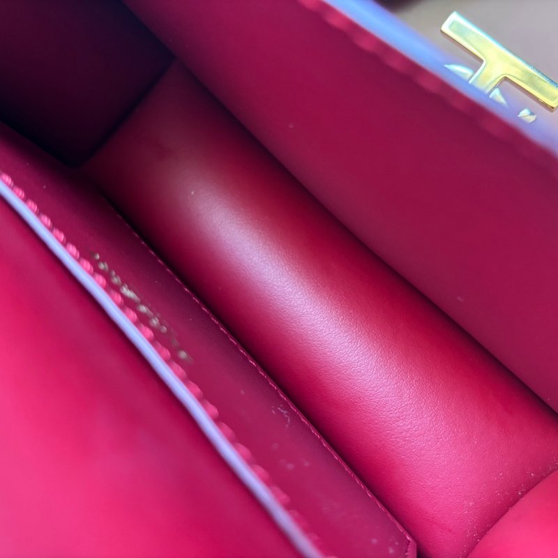 ::BURBERRY:: 楓葉紅色小型皮革 TB 斜背小包 小方包-18