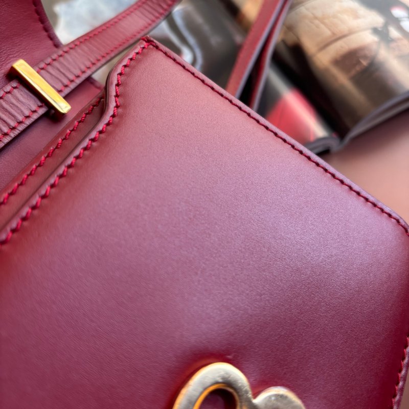 ::BURBERRY:: 楓葉紅色小型皮革 TB 斜背小包 小方包-23