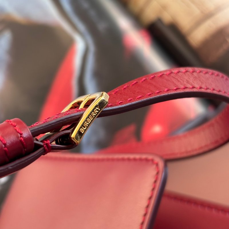 ::BURBERRY:: 楓葉紅色小型皮革 TB 斜背小包 小方包-24