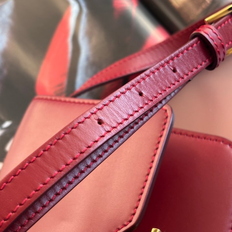 ::BURBERRY:: 楓葉紅色小型皮革 TB 斜背小包 小方包-25