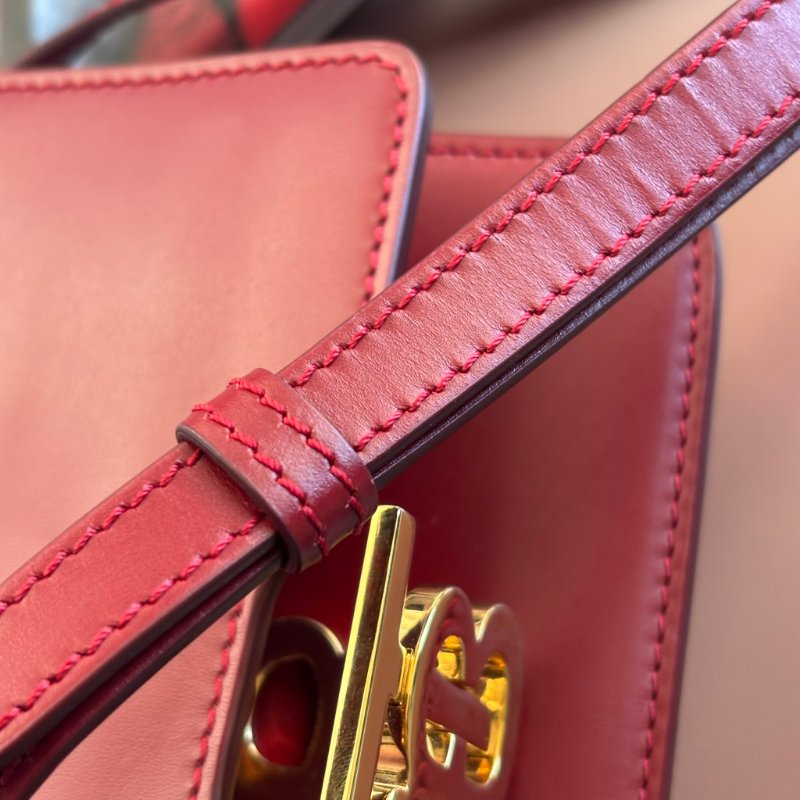 ::BURBERRY:: 楓葉紅色小型皮革 TB 斜背小包 小方包-26