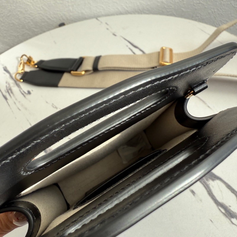 Gucci 黑壓紋直立手機包斜背包-6