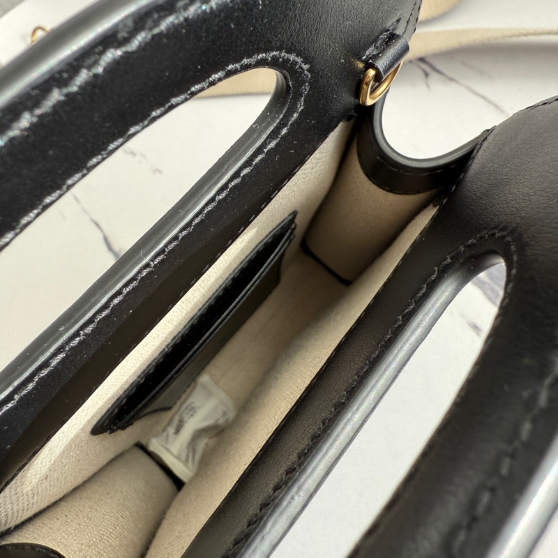 Gucci 黑壓紋直立手機包斜背包-9