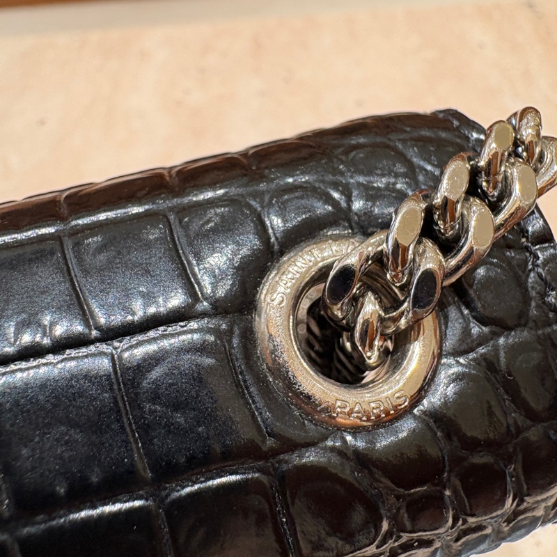 【奢華夜色、經典不敗】Saint Laurent YSL Kate 晚宴包|鱷魚壓紋小牛皮|銀鍊肩背包|經典 YSL 金屬流蘇設計-9