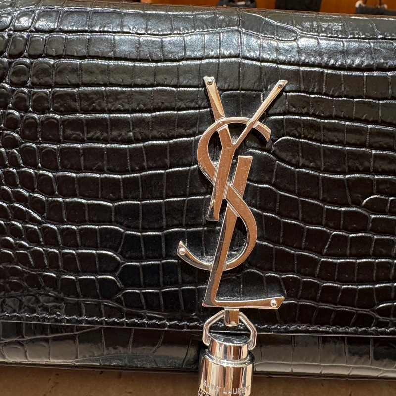 【奢華夜色、經典不敗】Saint Laurent YSL Kate 晚宴包|鱷魚壓紋小牛皮|銀鍊肩背包|經典 YSL 金屬流蘇設計-10