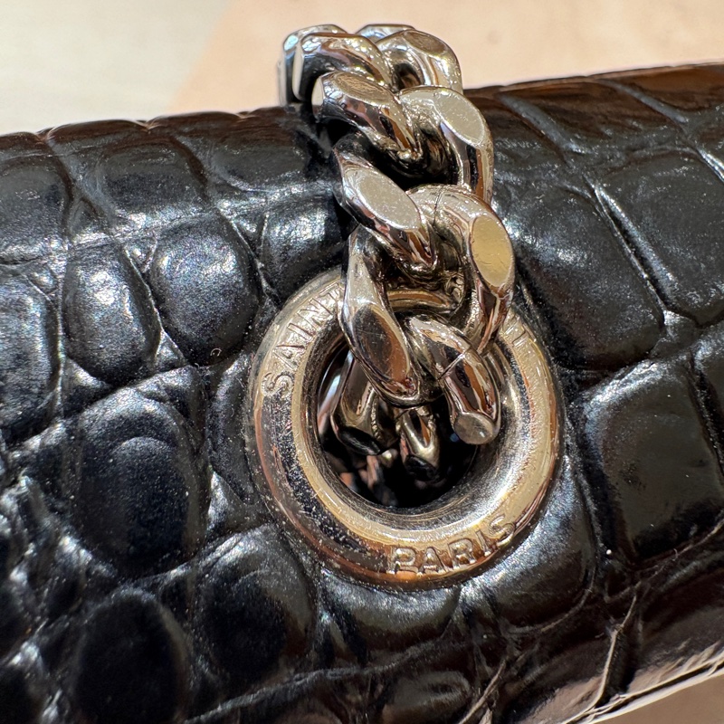 【奢華夜色、經典不敗】Saint Laurent YSL Kate 晚宴包|鱷魚壓紋小牛皮|銀鍊肩背包|經典 YSL 金屬流蘇設計-11