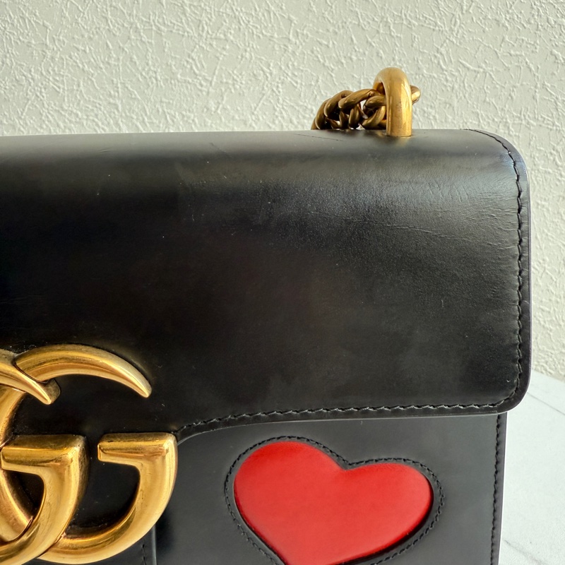 Gucci限量經典愛心斜背包 買十幾萬-1