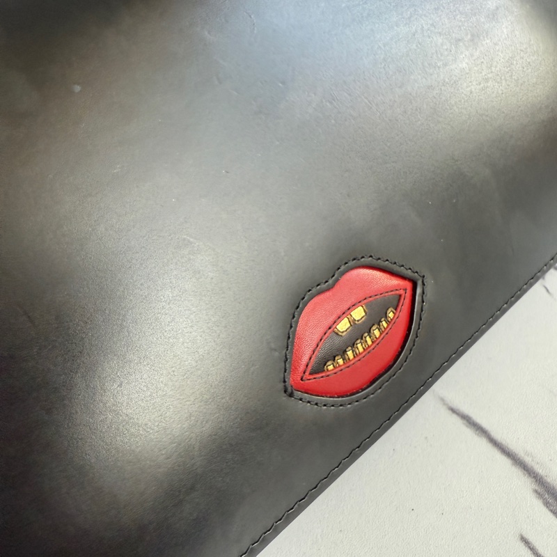 Gucci限量經典愛心斜背包 買十幾萬-7