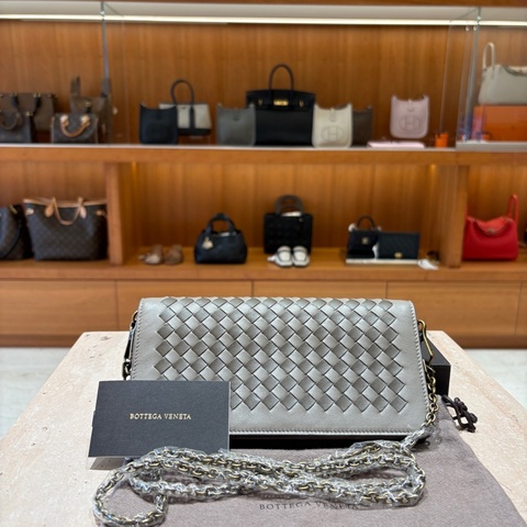 【經典編織、簡約氣場】Bottega Veneta Intrecciato WOC｜霧銀鏈條斜背包｜柔霧灰羊皮｜義大利編織經典