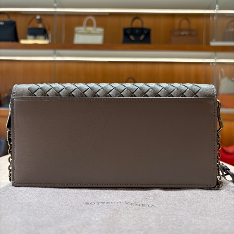 【經典編織、簡約氣場】Bottega Veneta Intrecciato WOC｜霧銀鏈條斜背包｜柔霧灰羊皮｜義大利編織經典-1