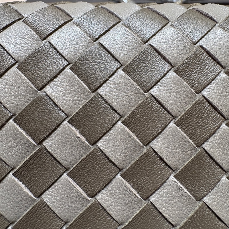 【經典編織、簡約氣場】Bottega Veneta Intrecciato WOC｜霧銀鏈條斜背包｜柔霧灰羊皮｜義大利編織經典-4