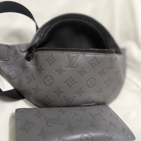 Lv灰色壓紋胸包 男生好看款式