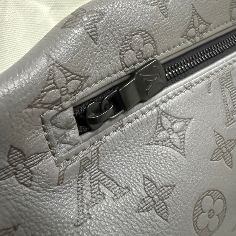 Lv灰色壓紋胸包 男生好看款式-1