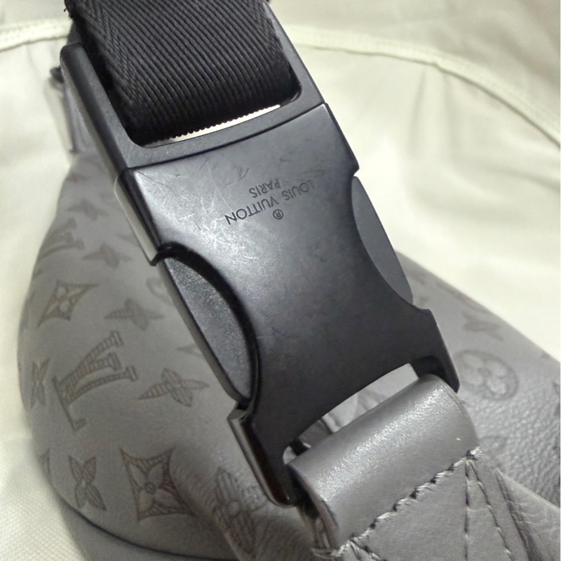 Lv灰色壓紋胸包 男生好看款式-2