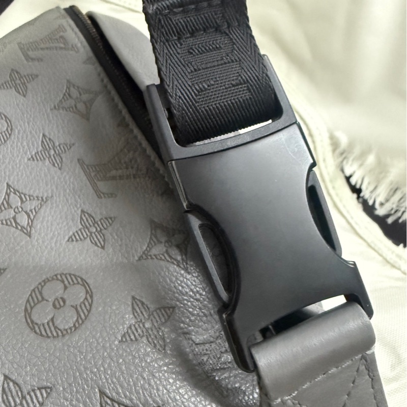 Lv灰色壓紋胸包 男生好看款式-3