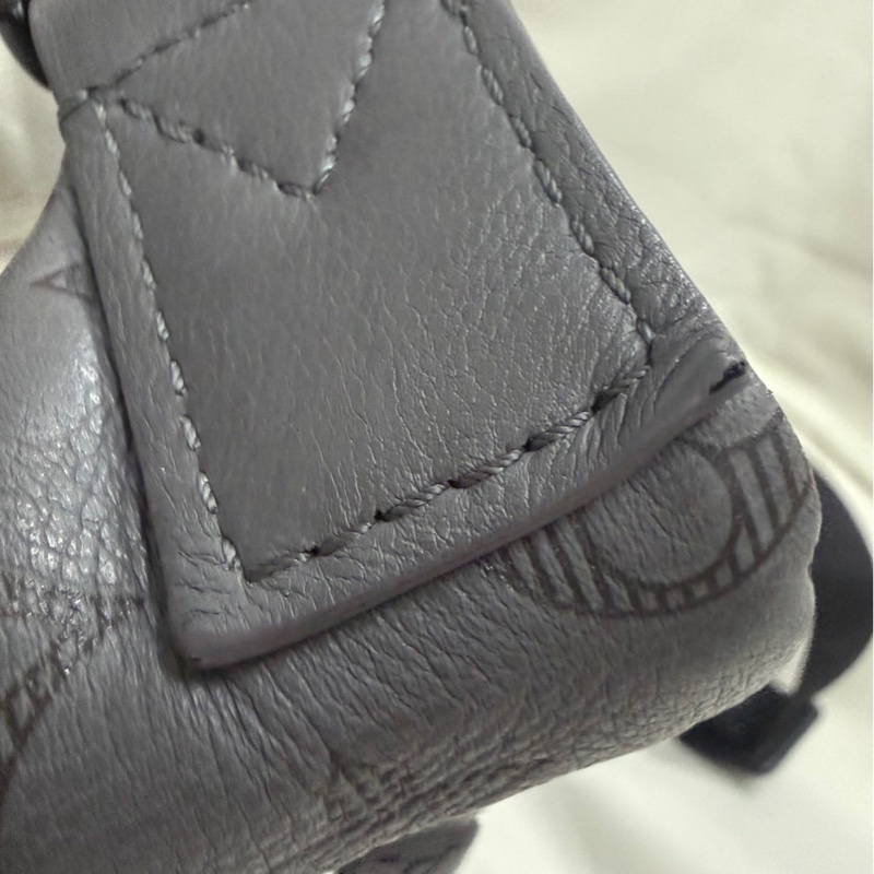 Lv灰色壓紋胸包 男生好看款式-4