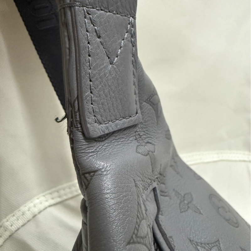 Lv灰色壓紋胸包 男生好看款式-5