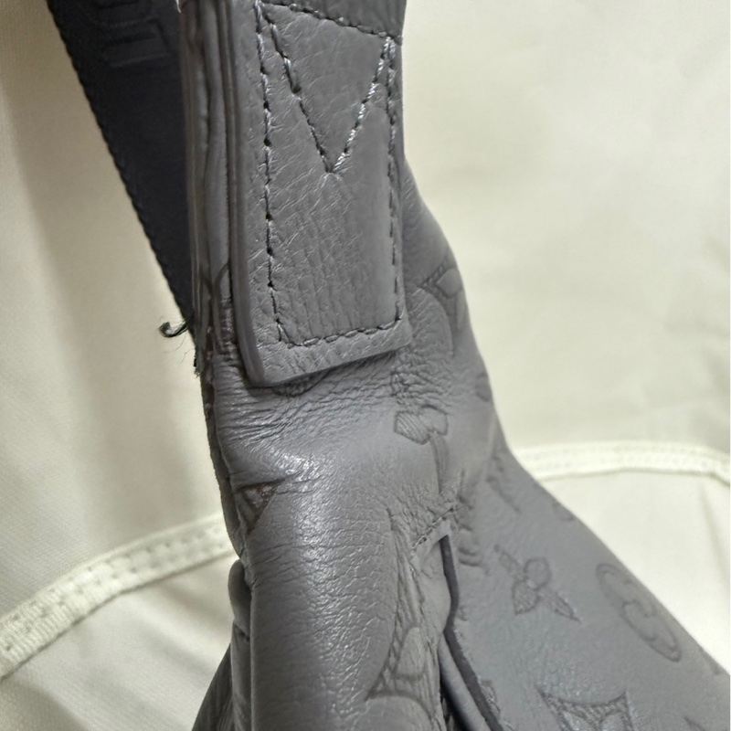 Lv灰色壓紋胸包 男生好看款式-6