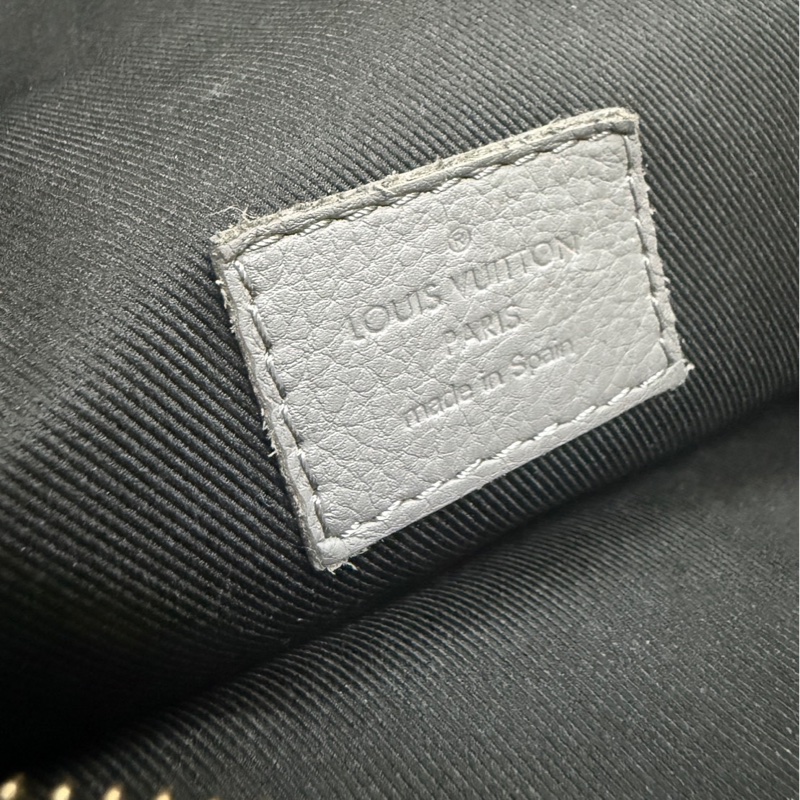 Lv灰色壓紋胸包 男生好看款式-9