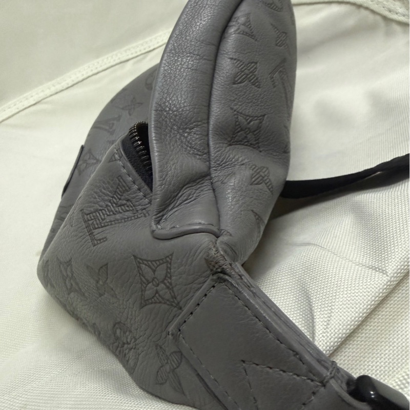 Lv灰色壓紋胸包 男生好看款式-11