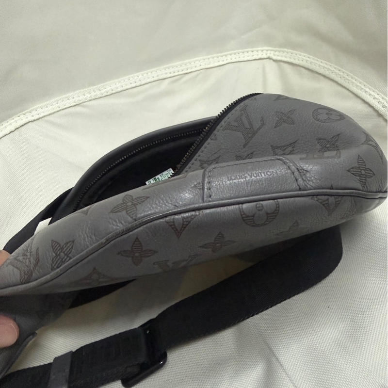 Lv灰色壓紋胸包 男生好看款式-13