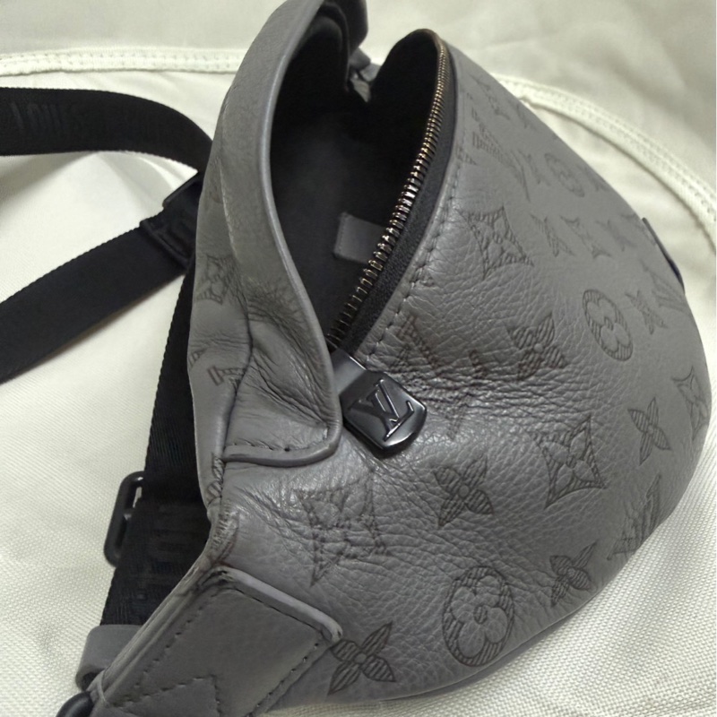 Lv灰色壓紋胸包 男生好看款式-14