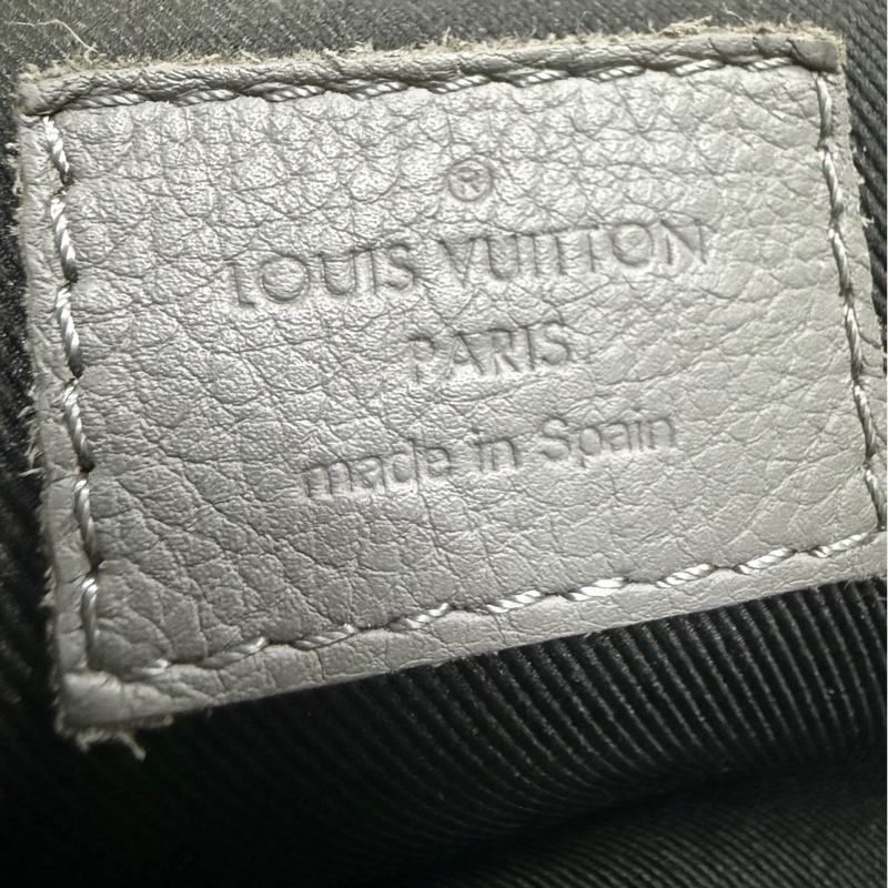 Lv灰色壓紋胸包 男生好看款式-15